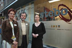 Griet Bouwen, projectontwikkelaar, Stebo-voorzitter Luc Naudts en Hilde Van Ransbeke, coördinator Infocentrum Wonen.