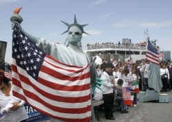 Verkleed als Vrijheidsbeeld betoogt een man in New York voor het opnemen van amnestie voor illegalen in de nieuwe Amerikaanse immigratiewet.
