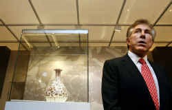 Steve Wynn bij de mingvaas waarvoor hij onlangs bijna acht miljoen euro betaalde.