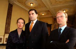 Manuel Scheldeman, hier met zijn vrouw en raadsman Jan Leysen (r.), reageerde opgelucht. ,,De overval heeft mijn leven en dat van mijn vrouw grondig veranderd.''