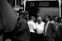 Aan boord van twee bussen van lijn 23 reed een vakbondsdelegatie naar de Antwerpse Grote Markt voor overleg met de overheid.