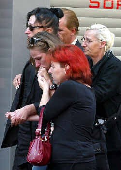 Catherine Granziero (links), de moeder van Stacy Lemmens, arriveert bij het funerarium waar het lichaam van haar vermoorde dochtertje ligt. Anders dan ten tijde van de affaire-Dutroux moeten ouders niet meer via de media vernemen dat hun kinderen dood zij