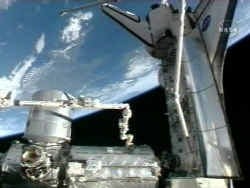 De spaceshuttle Discovery bij het ISS.