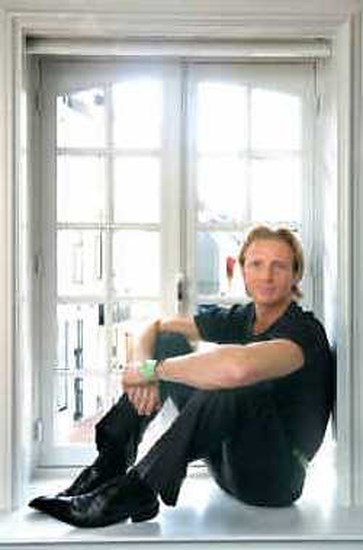 Stijn Helsen Steekt Iedereen In Het Pak Van Steve Stevaert