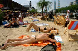 Als het weer meezit, lijkt Brussel Bad echt op een strandvakantie.