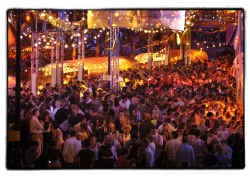 De politie houdt de massa op de Gentse Feesten nauwkeurig in het oog.
