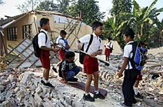 92 doden bij tsunami voor kust Indonesië