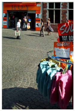 De Nieuwstraat is de belangrijkste commerciële straat van Aalst.