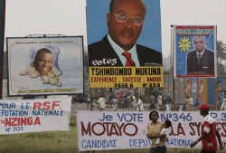 Kinshasa hangt vol met grote foto's van de presidentskandidaten, maar vooral met spandoeken van de duizenden kandidaten voor een parlementszetel.