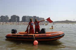 Zwemmers die te ver de zee ingaan, geven kinderen het slechte voorbeeld.
