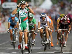Robbie McEwen kwam gisteren duidelijk tekort tegen de Scandinavische oerkracht van Thor Hushovd.