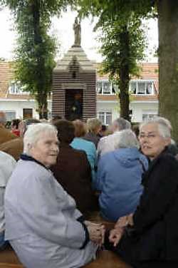 Er was heel wat belangstelling bij de voorstellen van de gerestaureerde kapel en parochiegebouw.