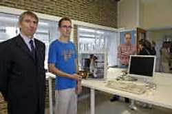 De Stedelijke Leergangen in Izegem hebben een onderkomen gevonden in de Tinnenpotschool. Op de foto directeur Thomas Heus (links) en Jurrie Houthoofd, die er als kleuter les volgde en nu ook als volwassene.