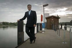 Burgemeester Patrick Marnef op de Kaai. ,,Boom is fier op de titel van beste gemeente qua sociale service.''