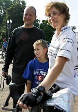 ,,Het zijn mogelijk de laatste dagen van haar leven'', zei Mike Tomlinson toen hij met zijn vrouw Jane (42) en zoontje Steven (9) een fietstocht dwars door Amerika beëindigde. Jane is een terminale kankerpatiënte.