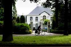 Brasschaat is bekend om zijn peperdure wijken, maar er wonen ook andere mensen...