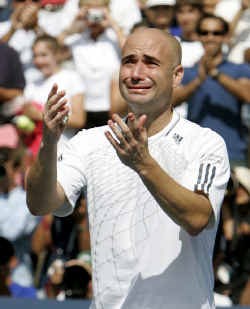 Een ontroerde Andre Agassi neemt afscheid van zijn fans.,, Ze hebben mij niet alleen gesteund op de court, maar ook tijdens vele, vele dieptepunten in mijn leven. Ze hebben er mij doorgetrokken,'' zegt de Amerikaan.