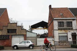 Langs weerszijden van de winkel werden de andere huizen al afgebroken.