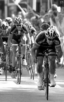 Niko Eeckhout hield in Aartselaar een vermoeide Robbie McEwen vlot achter zich.