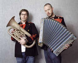 Felix Buxton en Simon Ratcliffe houden van harmonie, maar ook van vreemde geluiden: ,,Het klassiek orkest als intro voor onze nieuwe plaat: dat is binnenkomen met een knal.''