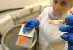 Behalve medici ondervinden ook wetenschappers hinder van de strenge vervoersregels.