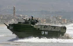 Italiaanse VN-troepen arriveren in Libanon.