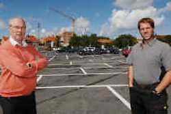 Oppositieleden Frans Duyck en Bram Degrieck zien op het Koningsplein mogelijkheden voor parkings en garages.