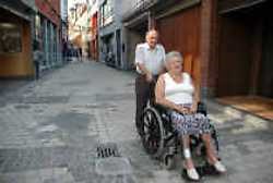 Jean Praet en Maria Buckens in het Sint-Jorisstraatje dat aangepakt wordt wanneer ook de Hopmarkt vernieuwd wordt.