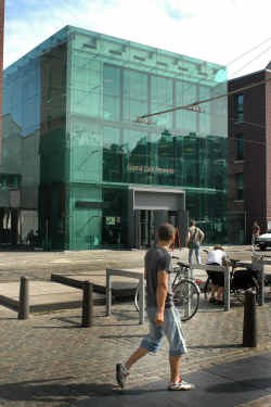 Het Grand Café Permeke blijft nog zes maanden open.