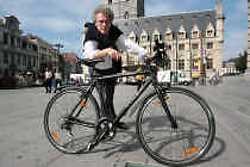 Marc Van Hecke - uiteraard mét fiets - op het Sint-Baafsplein: ,,Gent is niet groot en dus perfect beheersbaar met de fiets.''