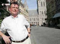 Burgemeester Luc Dehaene in de Rijselstraat. (CD&V)