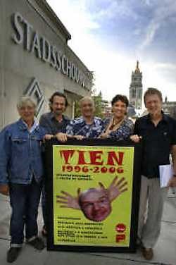Jan Bral, Steven Verschoore, Piet Breda, Annemie Wauman en Dirk Van Driessche vieren dat de stadsschouwburg tien jaar geleden gerenoveerd werd.