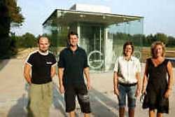 Jan Creus (Tabasco), bakker Vincent Gozin, Kathleen Snauwaert (De Genieter) en Nouch De Vlieger (kledingzaak Nouch) voor de nieuwe ondergrondse parking aan den Boomgaard.