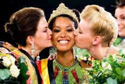 Inge Praats geflankeerd door Nathalie De Coster (links en tweede eredame) en Ellien Stinissen (eerste eredame).