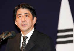 Premier Shinzo Abe wil meer militaire armslag voor Japan.