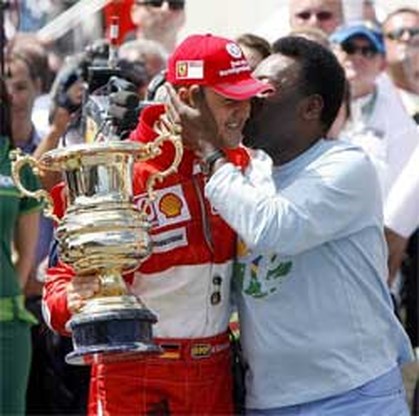 Pelé schenkt Schumacher trofee voor zijn carrière 