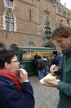 De twee frietkoten op de Brugse markt zijn goudmijnen... voor het stadsbestuur.