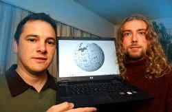 Dominique Vlieghe en Tim Bekaert werken aan de West-Vlaamse versie van internetencyclopedie Wikepedia.