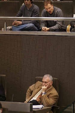 Jean Marie Dedecker zat gisteren voor het eerst op zijn nieuwe plaats. ,,Ik wil verantwoording afleggen aan de kiezer, dus moet ik deelnemen aan de verkiezingen'', zei hij.