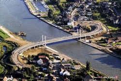 De nieuwe brug over het Albertkanaal in Kanne, pas in gebruik, nu al vereeuwigd op foto
