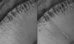In 2005 (rechts) was er in een geul tegen een kraterwand op Mars een bleke afzetting te zien die er in 1999 (links) nog niet was. Ze lijkt er te zijn gekomen door water.