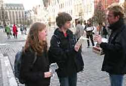 LEUVEN Animo-Leuven heeft op de Oude Markt in Leuven condooms uitgedeeld, onder andere aan de leerlingen van het Heilig-Drievuldigheidscollege. Met deze actie wil Animo de discussie starten over condoomautomaten op school. Nu heeft slechts een minderheid