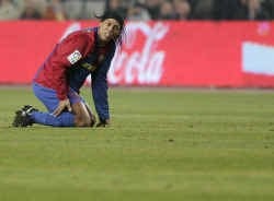 Barcelona presteerde erg zwak in de derby. Ook Ronaldinho kon zich niet doorzetten.