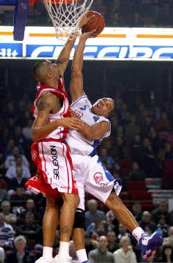 Cyril Akpomedah (links) in duel met Kevin Houston. Charleroi is de grote winnaar van het weekend.