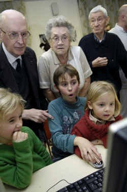 De kinderen en senioren maakten samen al kerstkaarten.