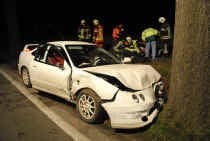 RAVELS Aan de Arendonksesteenweg in Ravels gebeurde gisteravond even voor 19 uur een ernstig verkeersongeluk. Volgens de eerste vaststellingen raakte de wagen van de weg af en botste hij vervolgens tegen een boom om tot stilstand te komen tegen een tweede