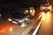 BONHEIDEN Aan de Rijmenamseweg in Bonheiden zijn zaterdagmorgen omstreeks zeven uur, door een nog ongekende oorzaak, twee chauffeurs zijdelings met elkaar in aanrijding gekomen. De twee wagens schoven een eind verder om elk op het fiets- en voetpad terech