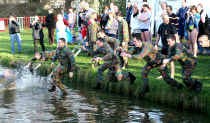WOMMELGEM/DEURNE De Deurnse ijsberen hielden gisteren aan een visput in Wommelgem hun jaarlijkse Winterzwemfeest. Ook sportschepen Ludo Van Campenhout dook in het water. Enkele stoere paracommando's van Brasschaat volgden het voorbeeld van de schepen maar