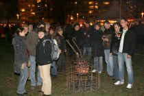 ANTWERPEN Cultuurschepen Philip Heylen en districtsschepen Lieve Stallaert staken zaterdagavond aan het Frederik van Eedenplein op Linkeroever een stapel kerstbomen in brand. Deze tweede grote kerstboomverbranding, georganiseerd door de stad Antwerpen, lo