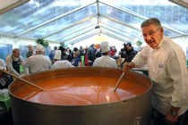BRUSSEL Soep is heel voedzaam en makkelijk klaar te maken. Die boodschap wilde de Anderlechtse kokschool Elishout samen met soepfabrikant Knorr uitbrengen tijdens een gratis soepbedeling op het Muntplein in Brussel. Het evenement kaderde in de Week van de